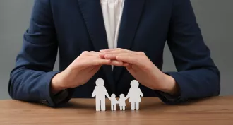 Assurance vie : main au dessus d'une famille