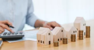 Homme calculant son investissement immobilier