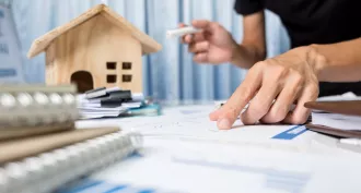 Homme qui calcule le rendement de son investissement immobilier